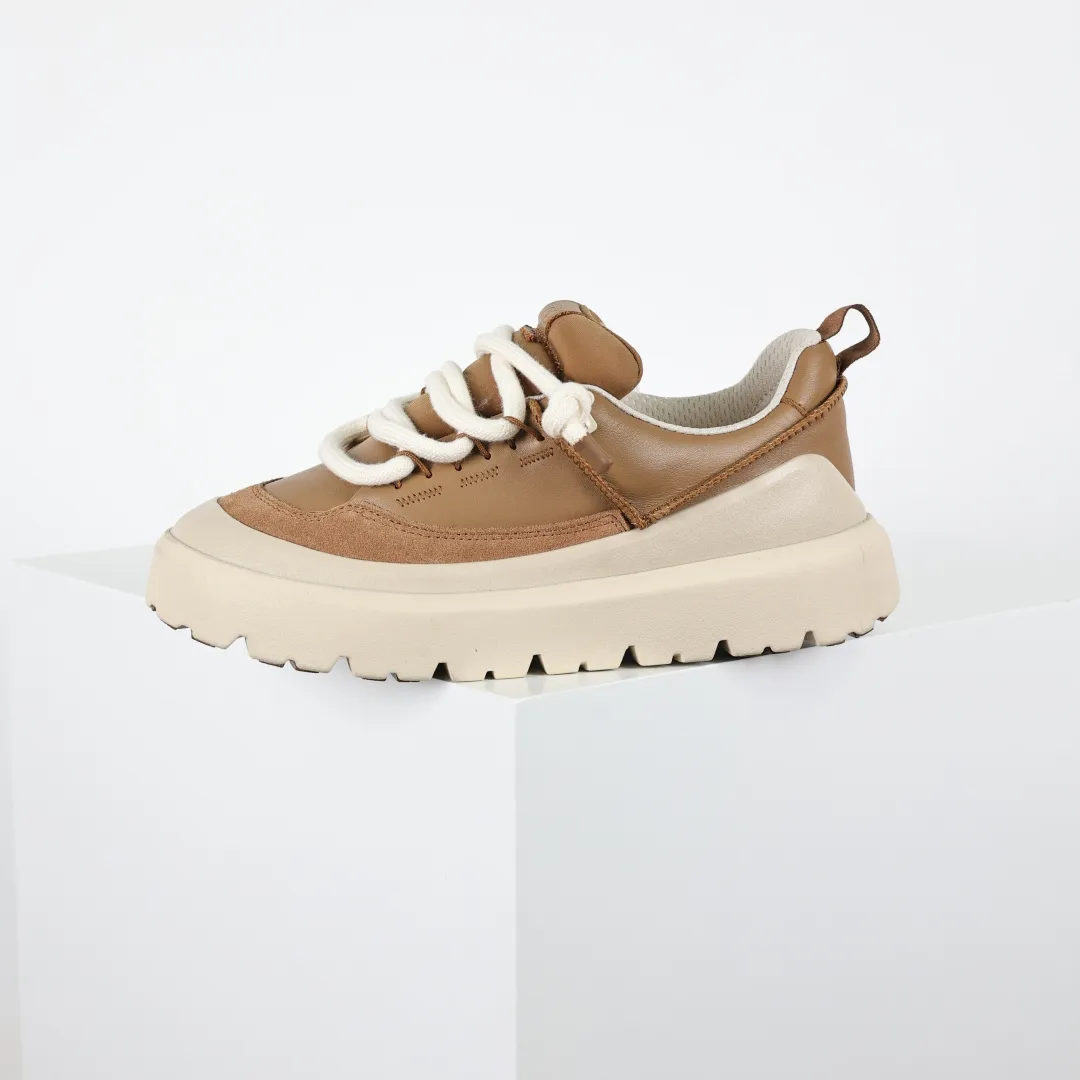 Copy price 💰700 Core recommendation Good price It is a very suitable choice for home furnishings. In recent years, uug has launched a series of styles, which are partial to the preferences of young consumers and have also moved to the forefront of fashion trends. Shoe body material: water-repellent coated suede upper, 17mm UGGPURE™ implantable wool insole, lightweight non-slip and comfortable rubber outsole, with brand LOGO and trademark, with full packaging. Size: 35 36 37 38 39 40 41 42 43 44 45